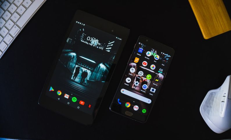 Choosing Smartphone - black android smartphone displaying home screen